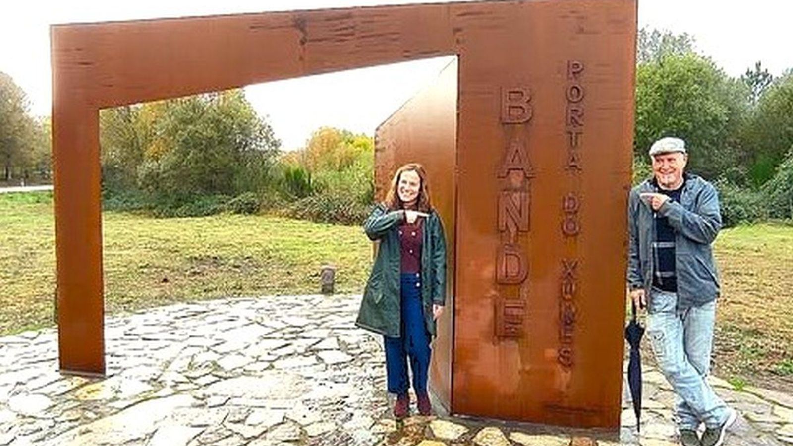 Toño Monteiro e Sandra Quintas ante o monumento.