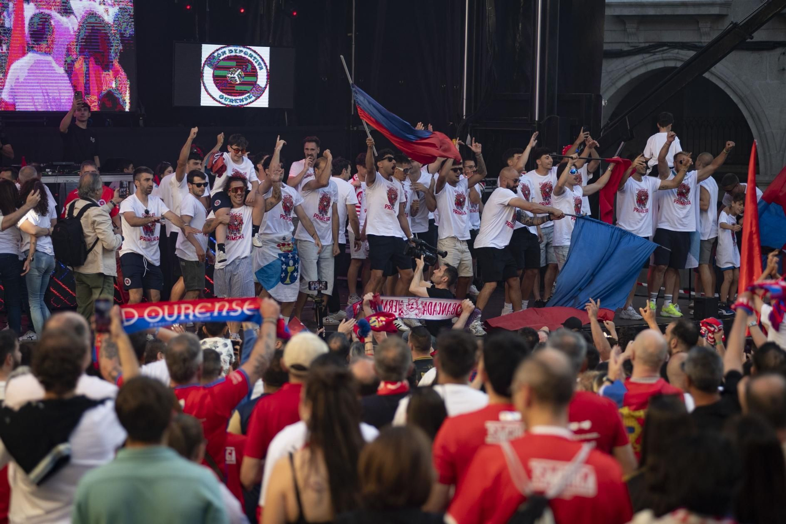 Galería | La aplaudida acogida de los unionistas a la UD Ourense contrasta con la pitada a Jácome en la Plaza Mayor, en fotos