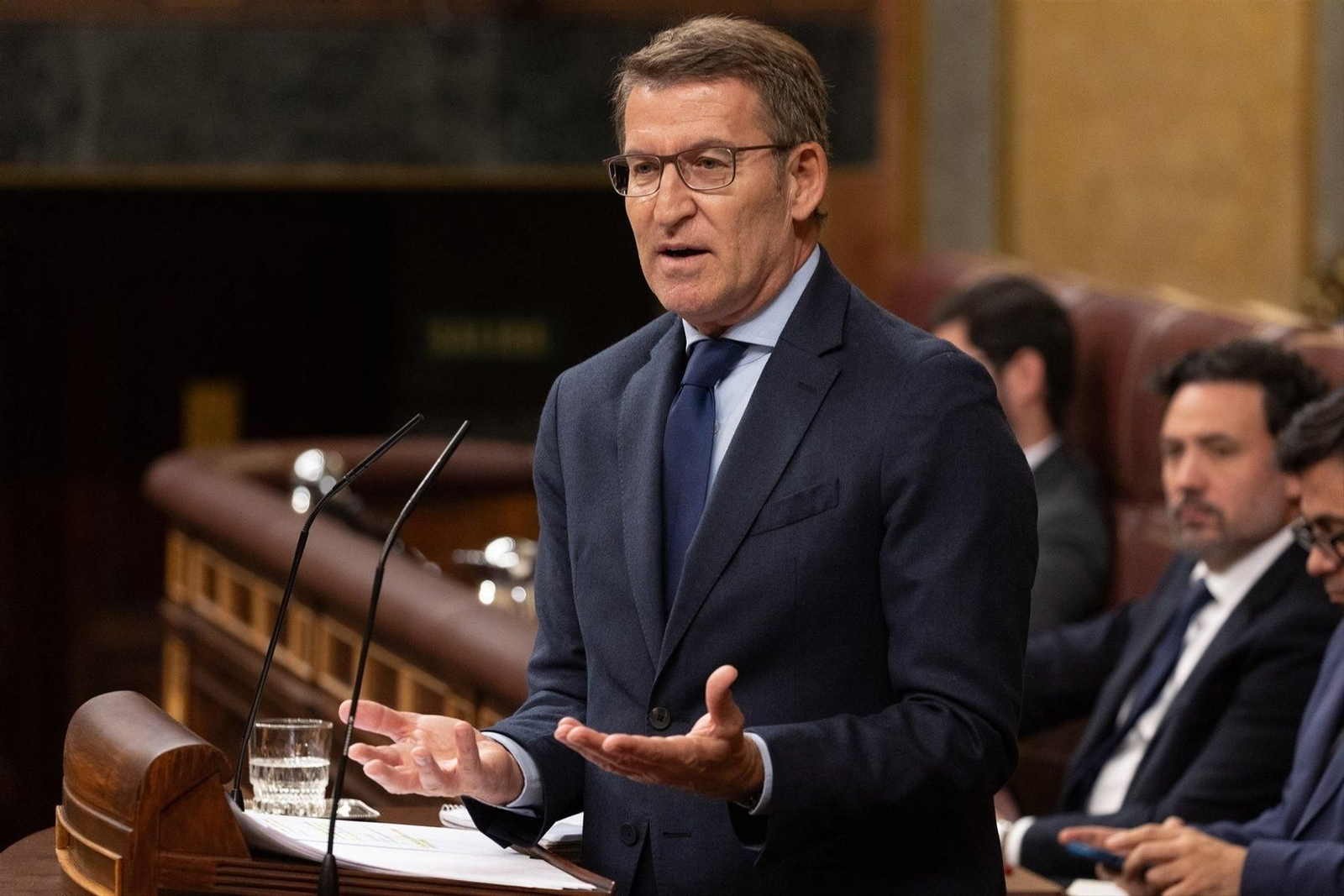 El líder del PP, Alberto Núñez Feijóo, interviene durante una sesión plenaria, en el Congreso de los Diputados, a 12 de diciembre (EP).