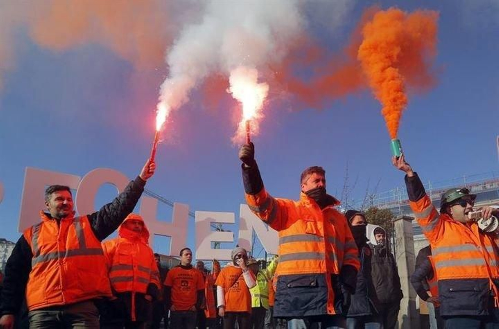 Trabajadores de las plantas de A Coruña y Avilés de Alcoa se concentran este martes en Madrid.