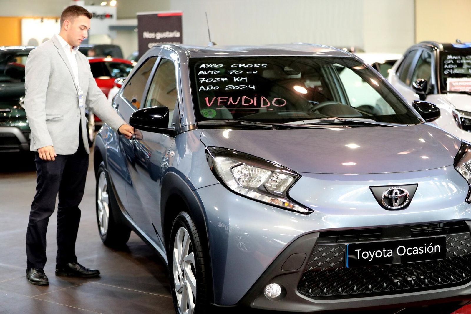 David Rodriguez, vendedor de Toyota, inspecciona un coche vendido para Valencia.