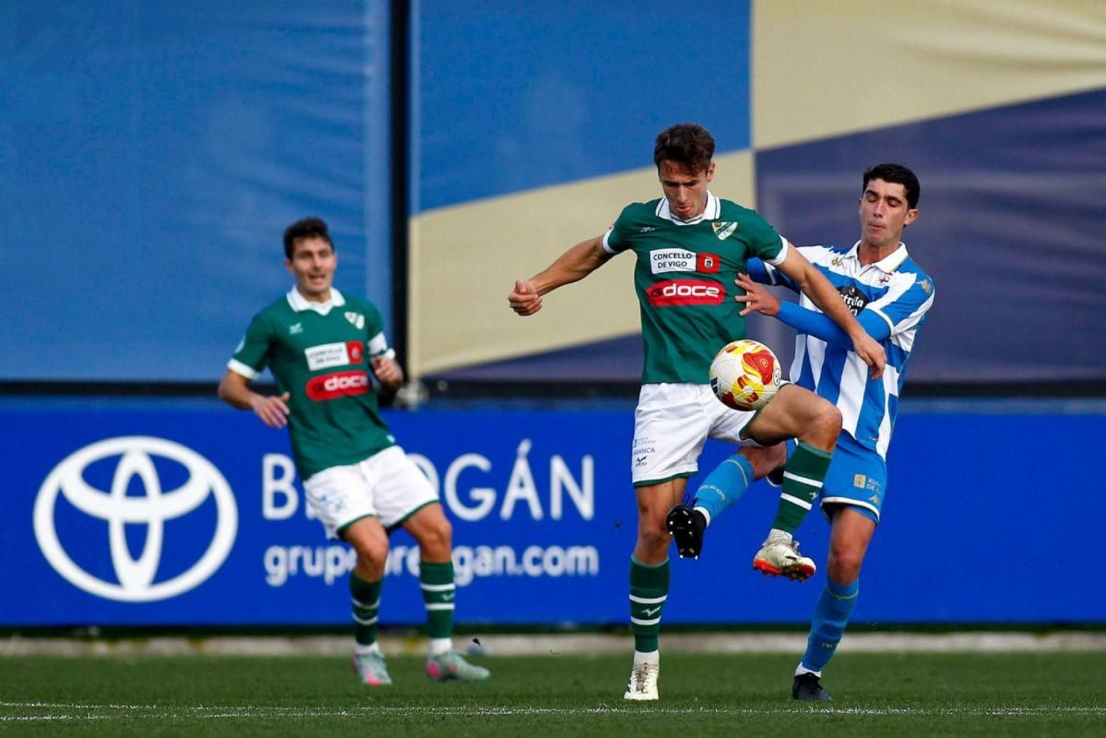 El delantero Xabi Sola protege el balón ante un rival deportivista.