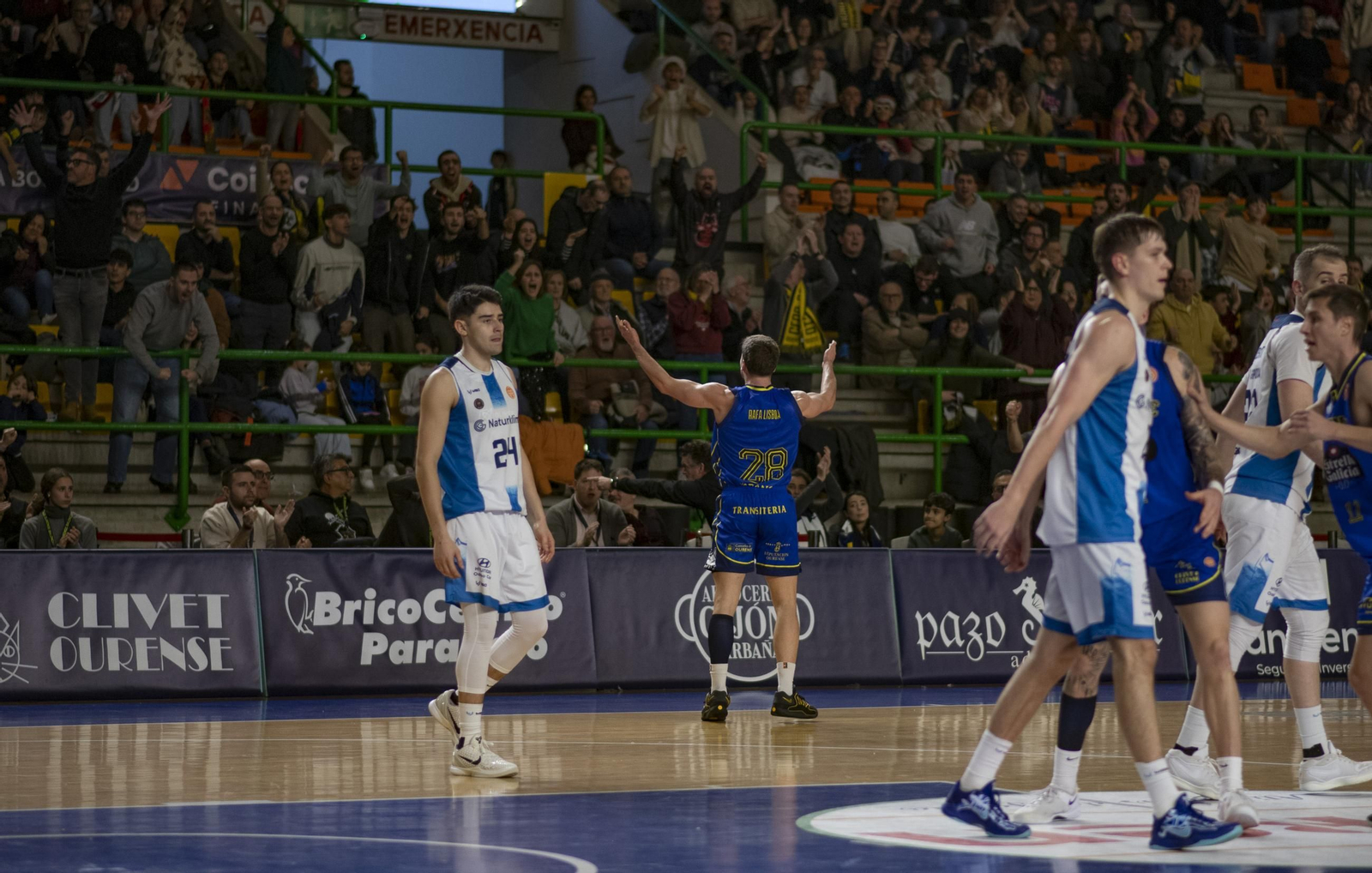 Galería | El Pazo se llena de Navidad en la primera derrota del COB como local