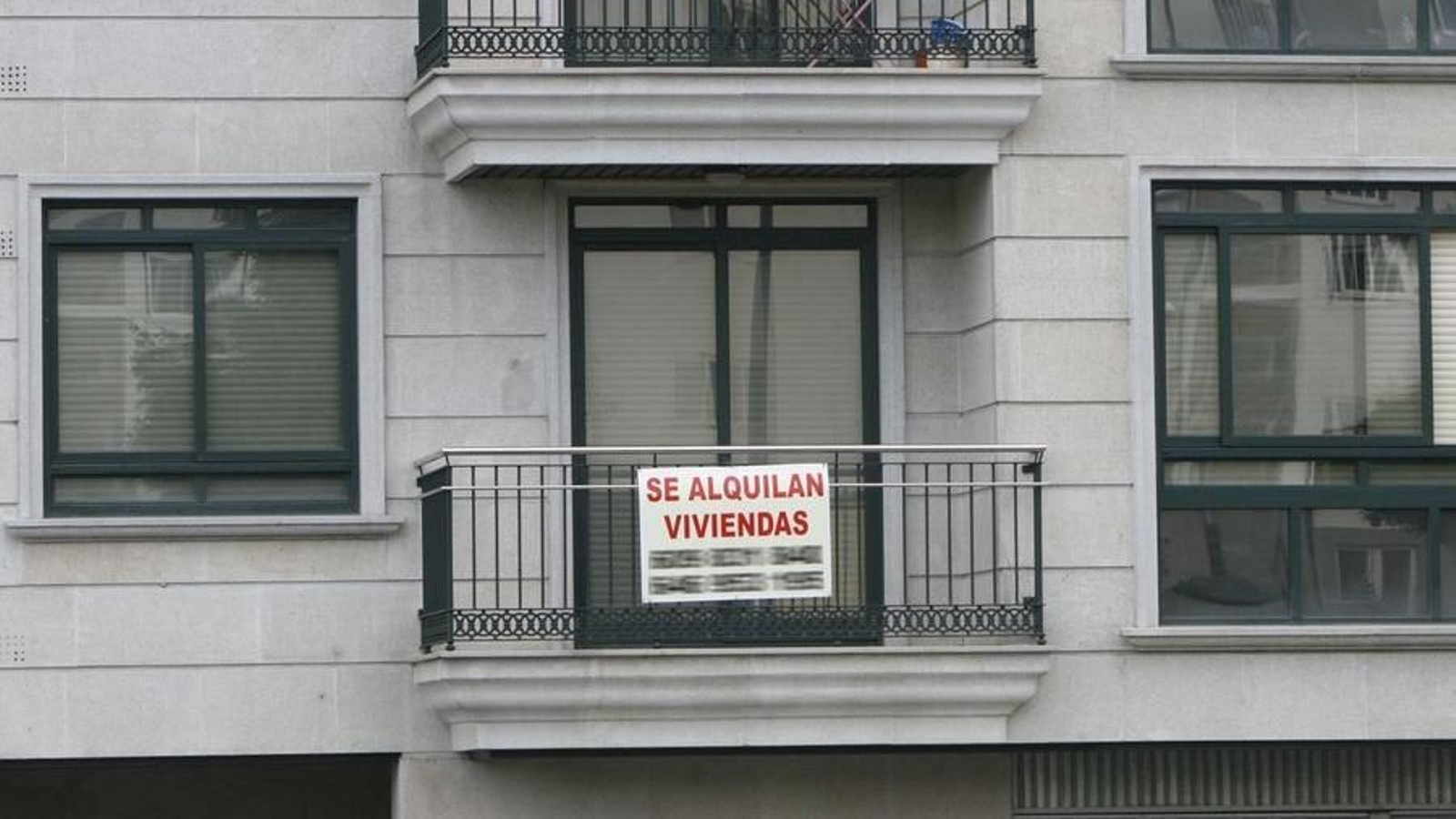 Cartel en el balcón de un edificio, en en el que se ofrecen viviendas de alquiler.