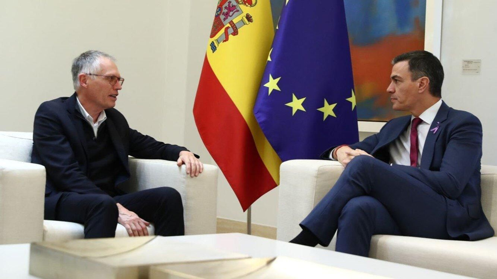 Carlos Tavares, CEO de Stellantis, con Pedro Sánchez, presidente del Gobierno de España. // Stellantis