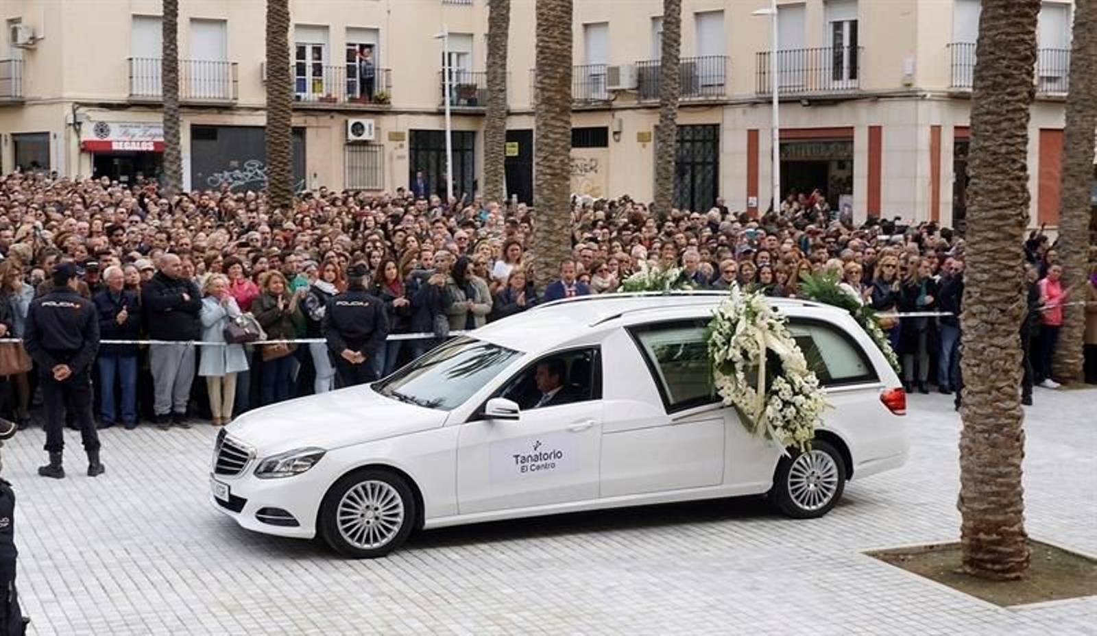 Llegada del féretro del Gabriel Cruz a la plaza de la Catedral de Almería