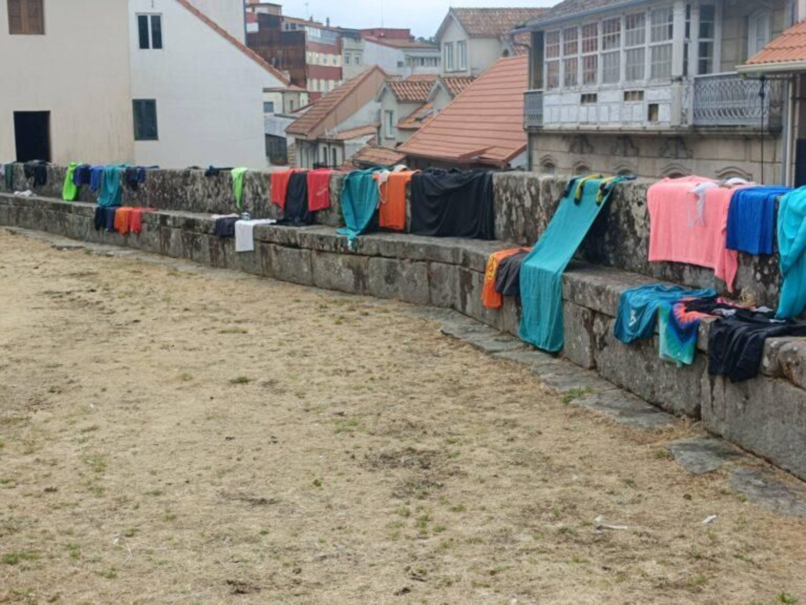 Imagen del muro de la iglesia de Santiago convertido en un “tendedero” para peregrinos.