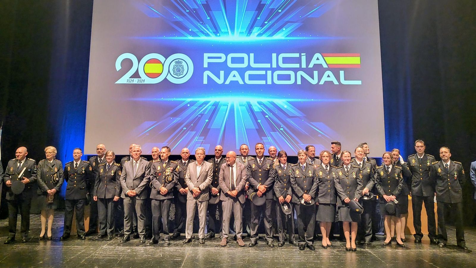 Los agentes condecorados y representantes de instituciones ayer en el auditorio de Afundación de Pontevedra.