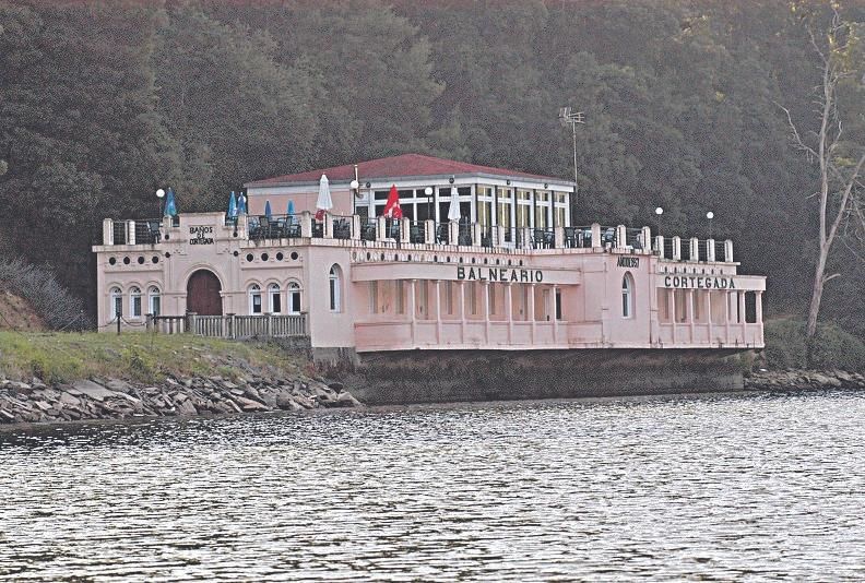 El edificio del balneario histórico está a orillas del río Miño.