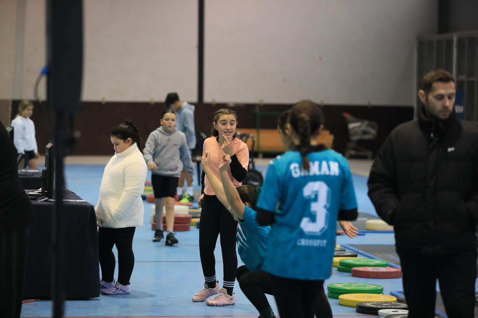 Galería | El futuro de la halterofilia gallega se cita en Oira