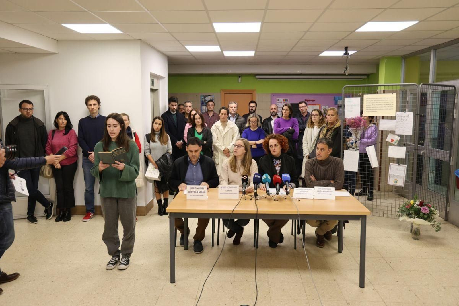 Una alumna leyó un poema de Salvador García-Bodaño en homenaje a sus compañeros fallecidos.