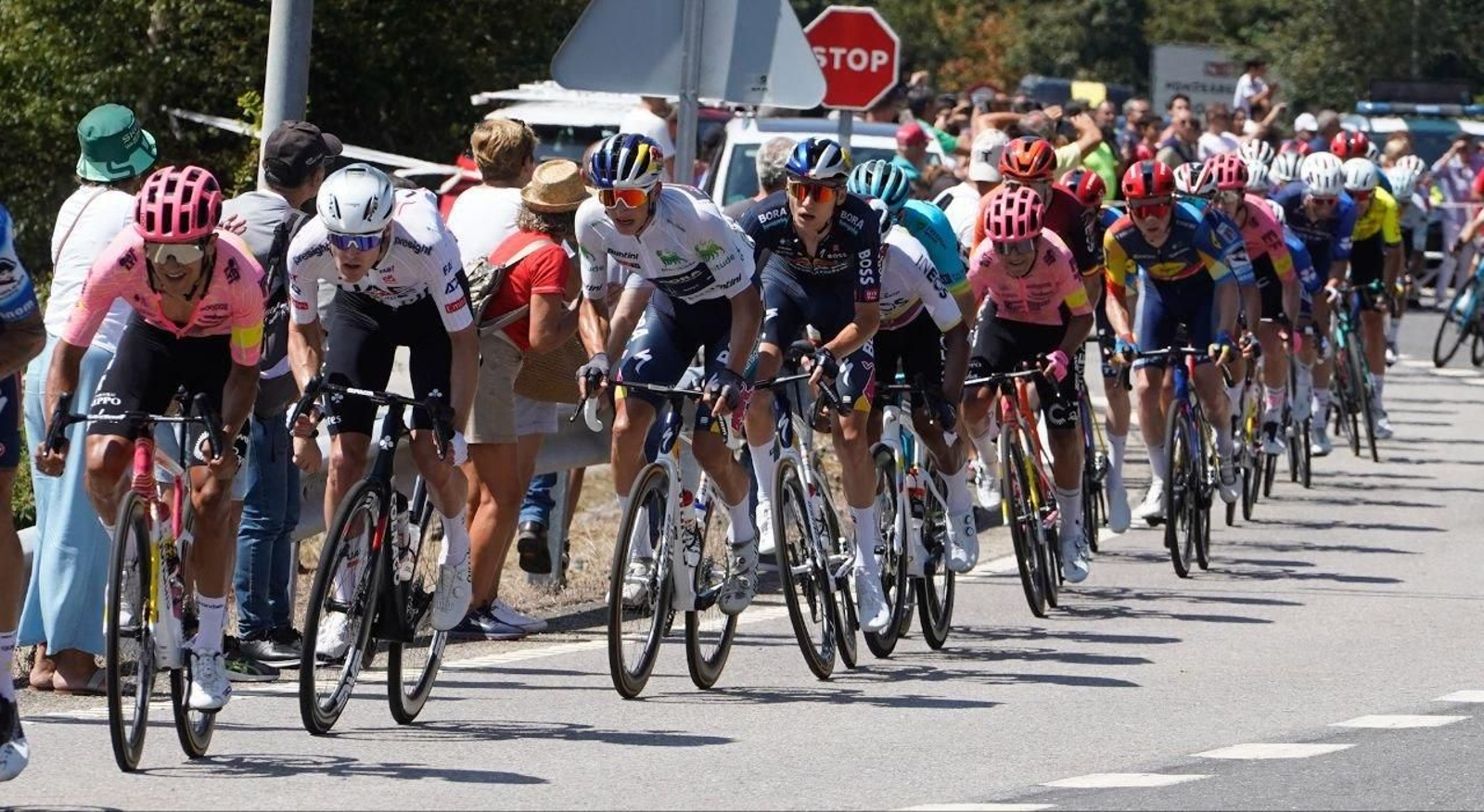 Los ciclistas subiendo Fontefría.
