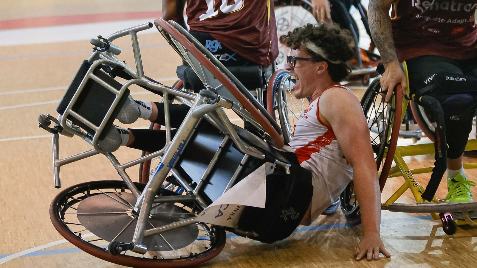 Knight, destacado ayer, también sufrió alguna que otra caída.