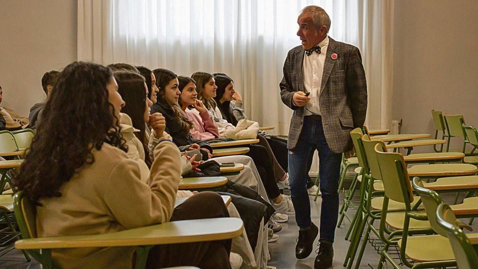 Avelino González captou o interese da mocidade trivesa.