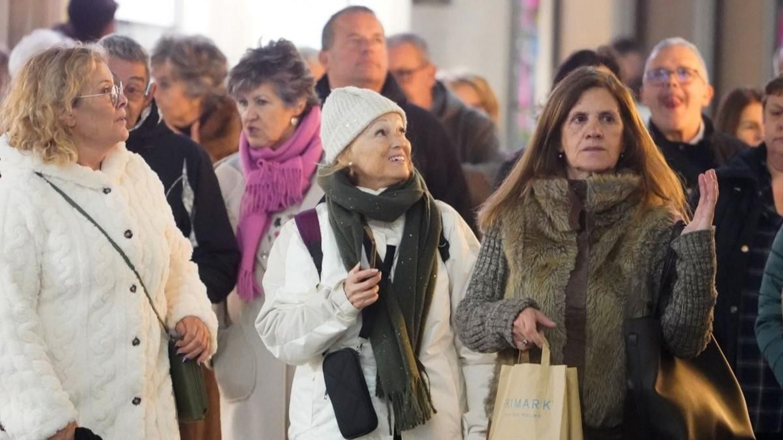 Vigueses y visitantes armados con gorros, bufandas, guantes, ayer en las calles de la ciudad.