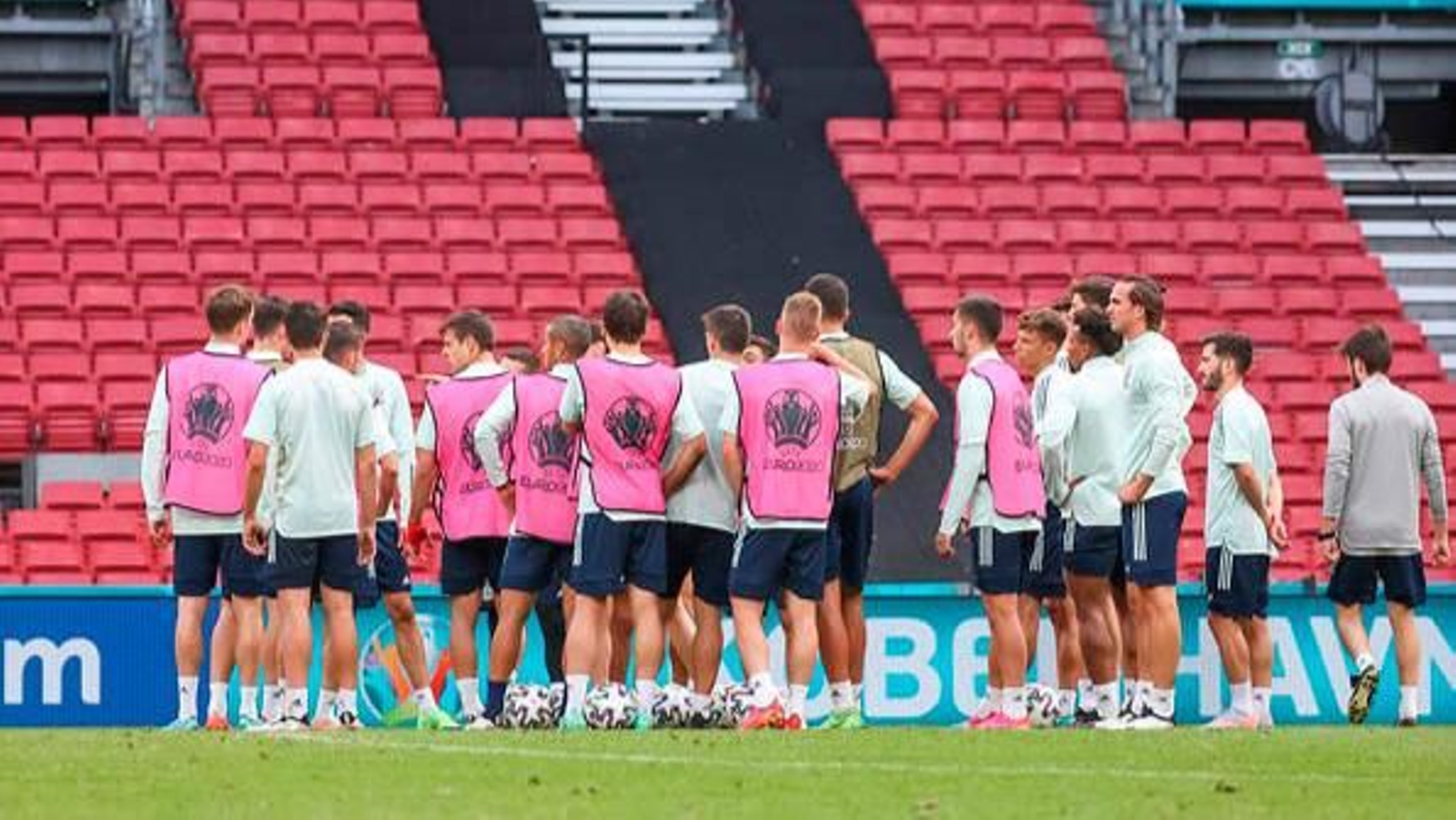 Los jugadores de la selección española escuchan a su técnico.