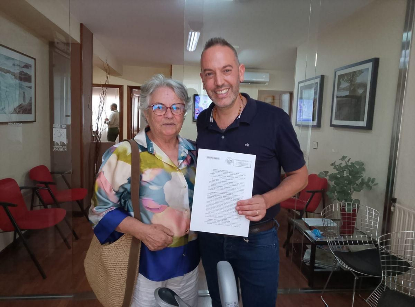 Noé Ferreira, presidente de la Comunidade de Montes en Man Común de A Guarda, y Florentina Andrés firmaron ante notario la donación de a la Comunidad del terreno “Costa”, de 1.370 metros cuadrados de superficie.