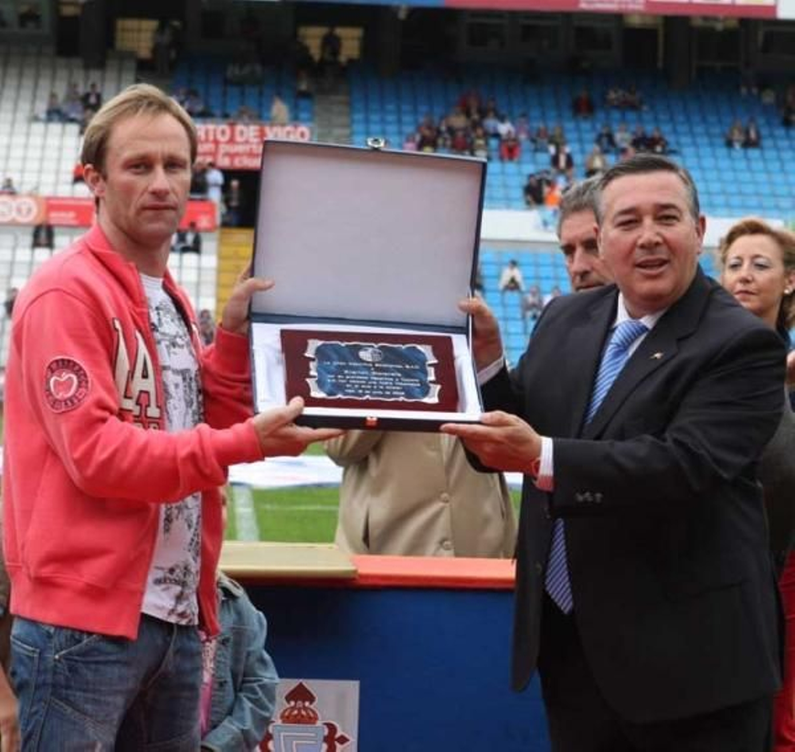 Everton Giovanella y el vicepresidente del Celta Ricardo Barros. foto: j.v.landín