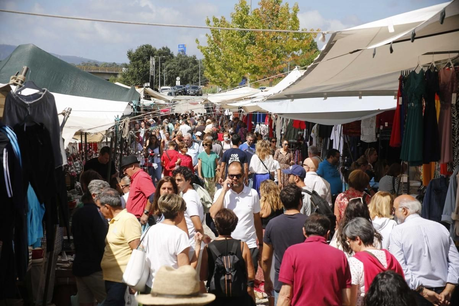 Los pasillos de la feria de Valença, repletos de visitantes buscando las ofertas más económicas.