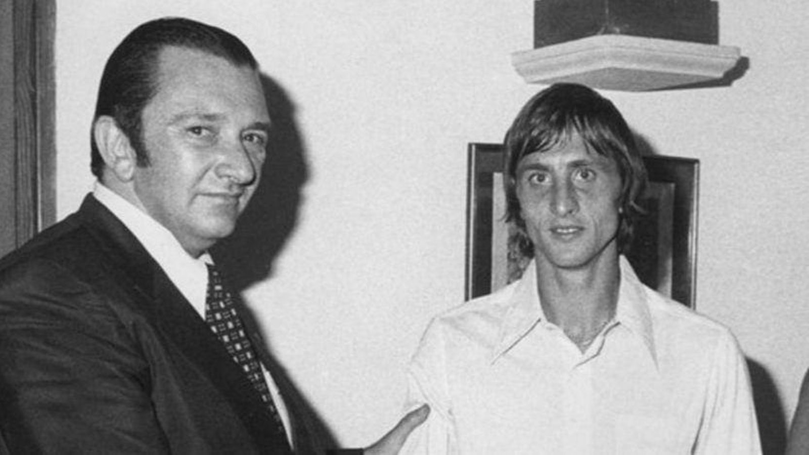 El presidente Agustí Montal presenta el fichaje de Johan Cruyff bajo la dictadura de Franco.