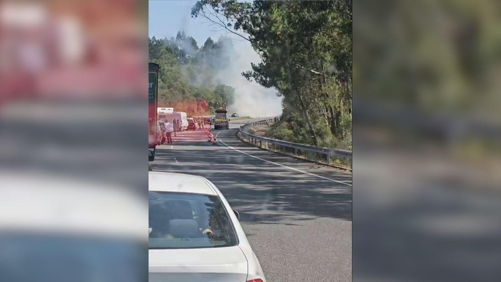 Importantes retenciones en la A-52 dirección Ourense por un coche ardiendo entre los dos carriles