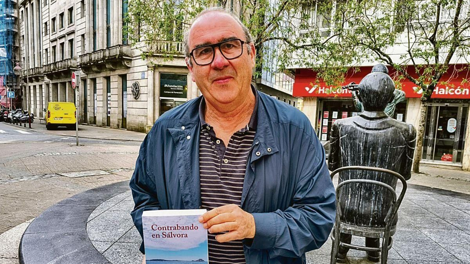 José Bravo con su primera novela, ‘Contrabando en Sálvora’, en Pontevedra.