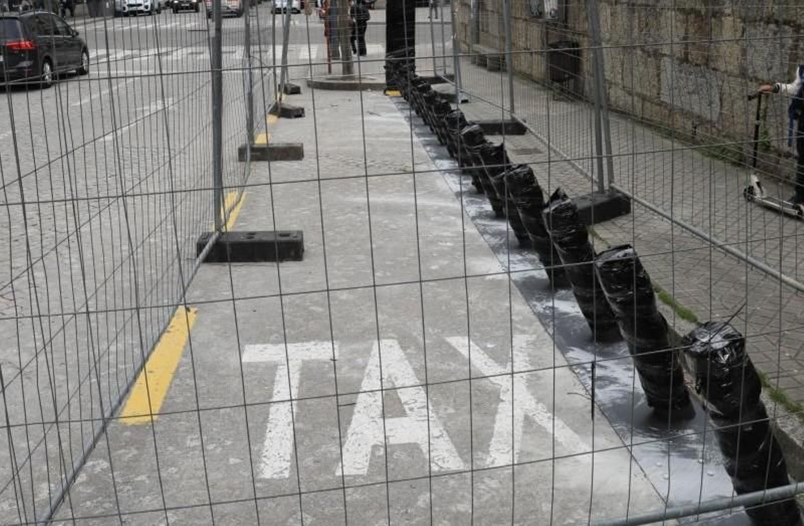 La parada del taxi afectada por las bicis en el barrio de O Couto.