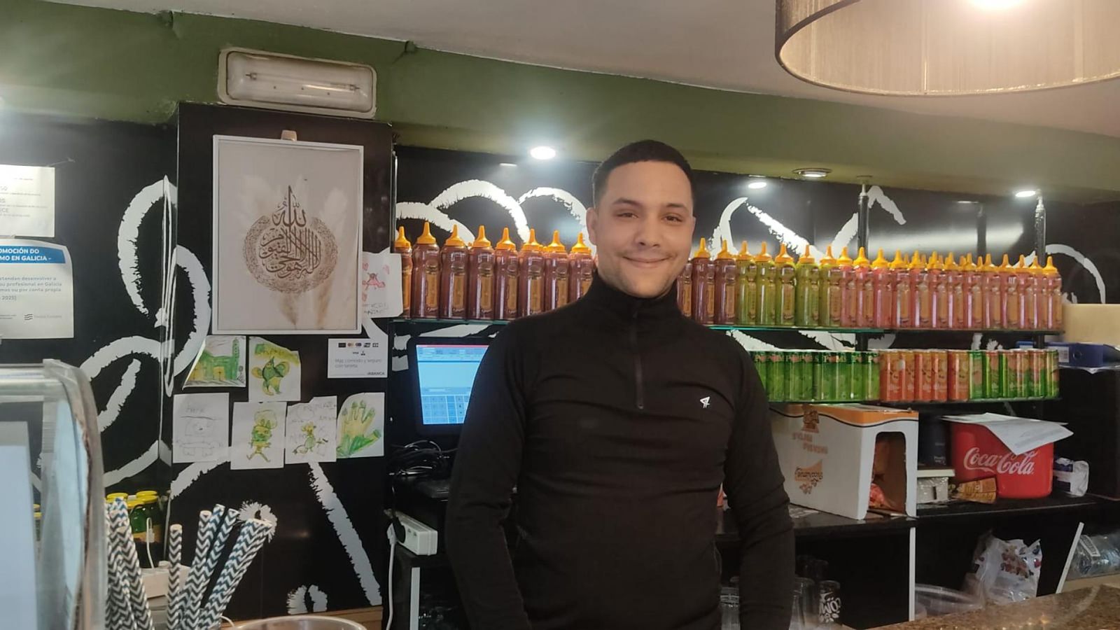 El hostelero Hassan en la barra de su cafetería BH Tacos