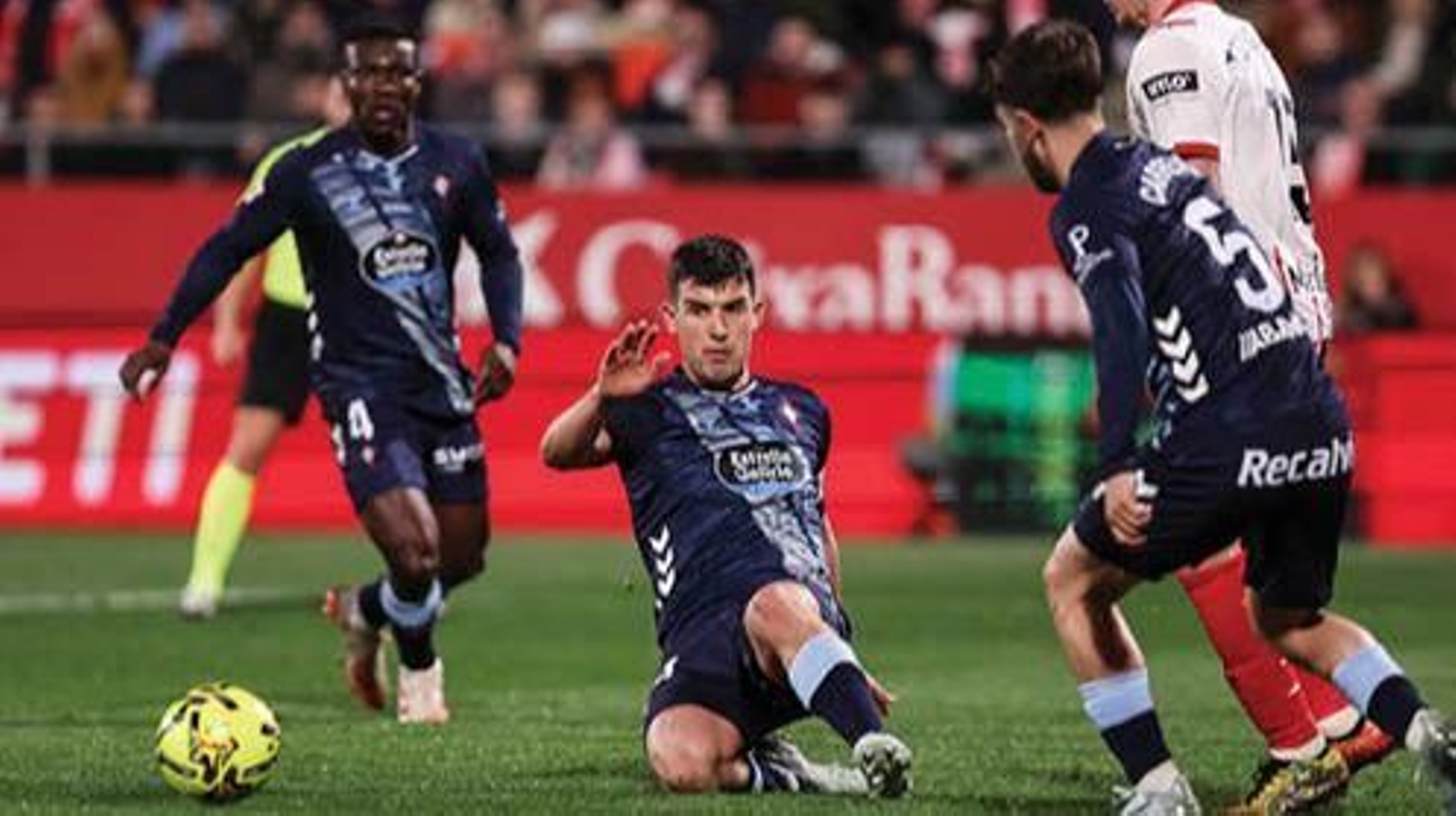 Carlos Domínguez volvió ayer al once inicial del Celta después de casi 4 meses y mostró un buen nivel en el centro de la defensa.