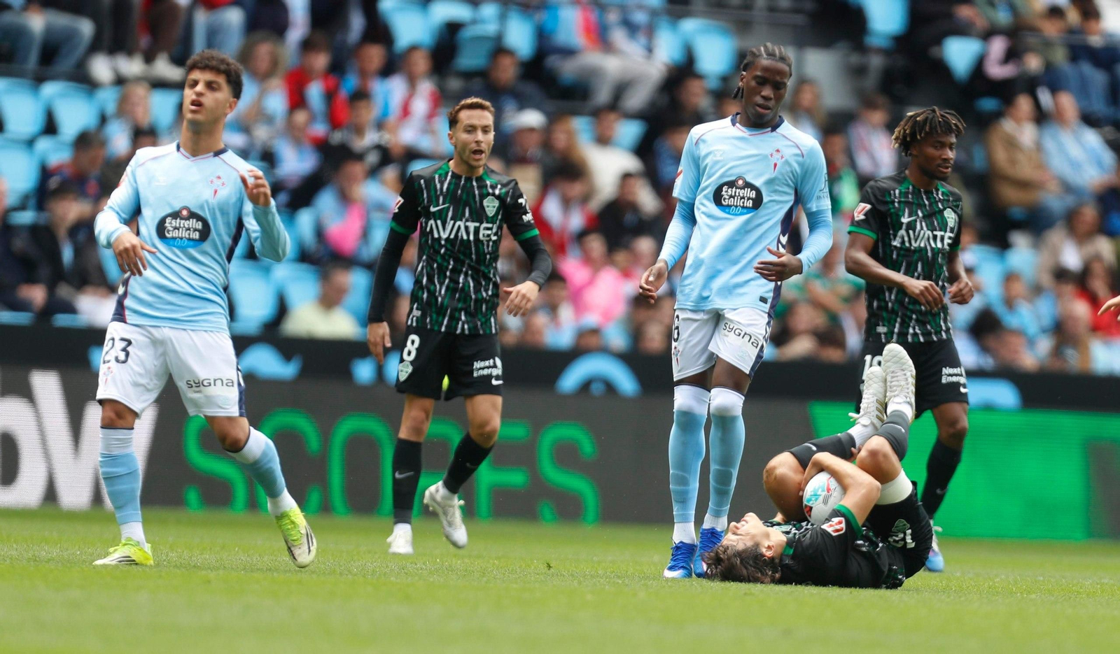 Un jugador del Elche, en el suelo con el balón.