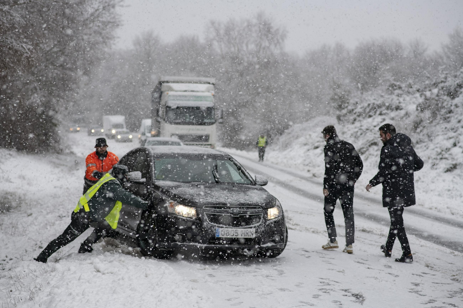 No fueron pocos los conductores que se quedaron encajados en la nieve al no contar con cadenas.