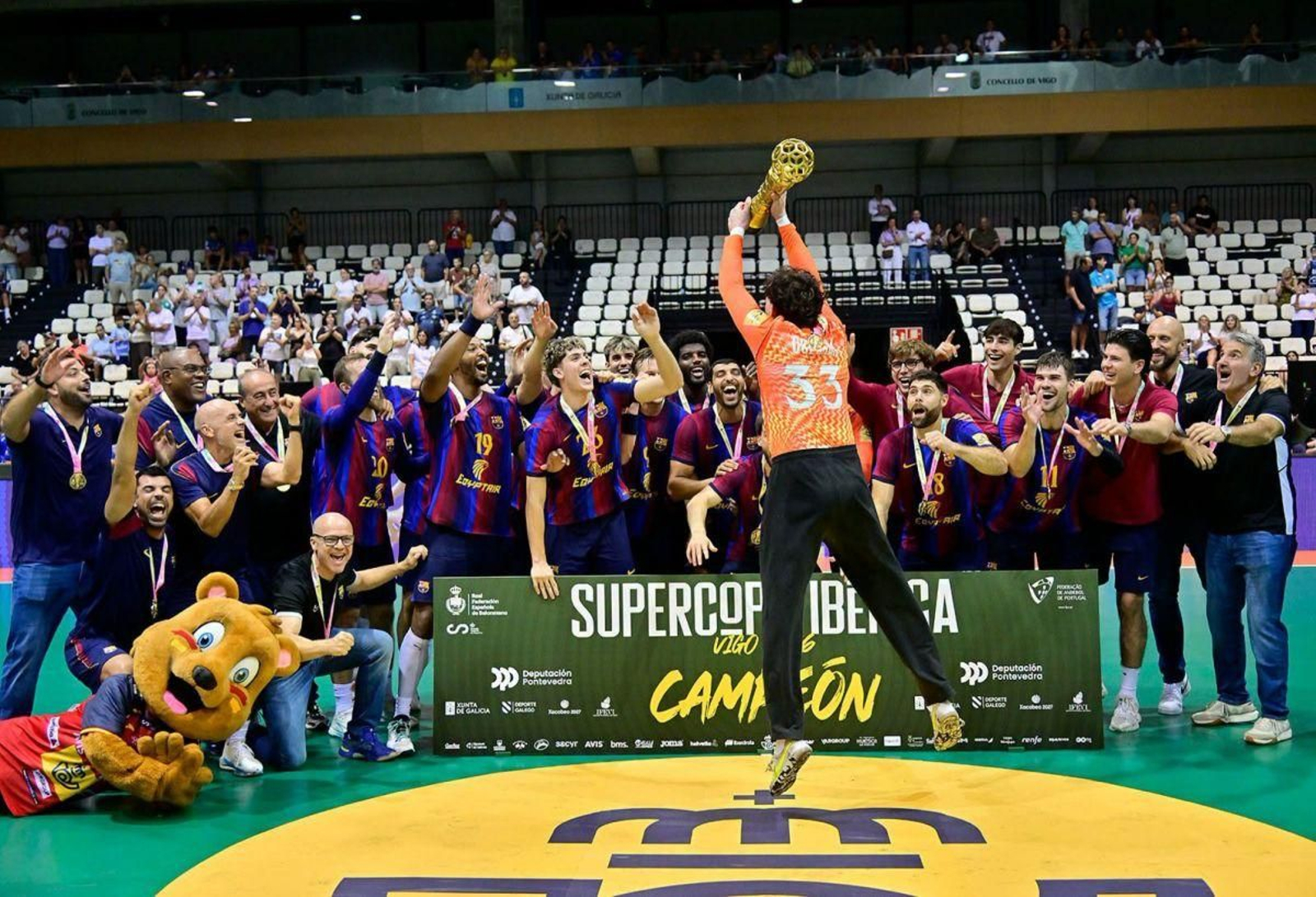 Jugadores y técnicos del Barça celebran el título conseguido ayer en el Instituto Ferial de Vigo.