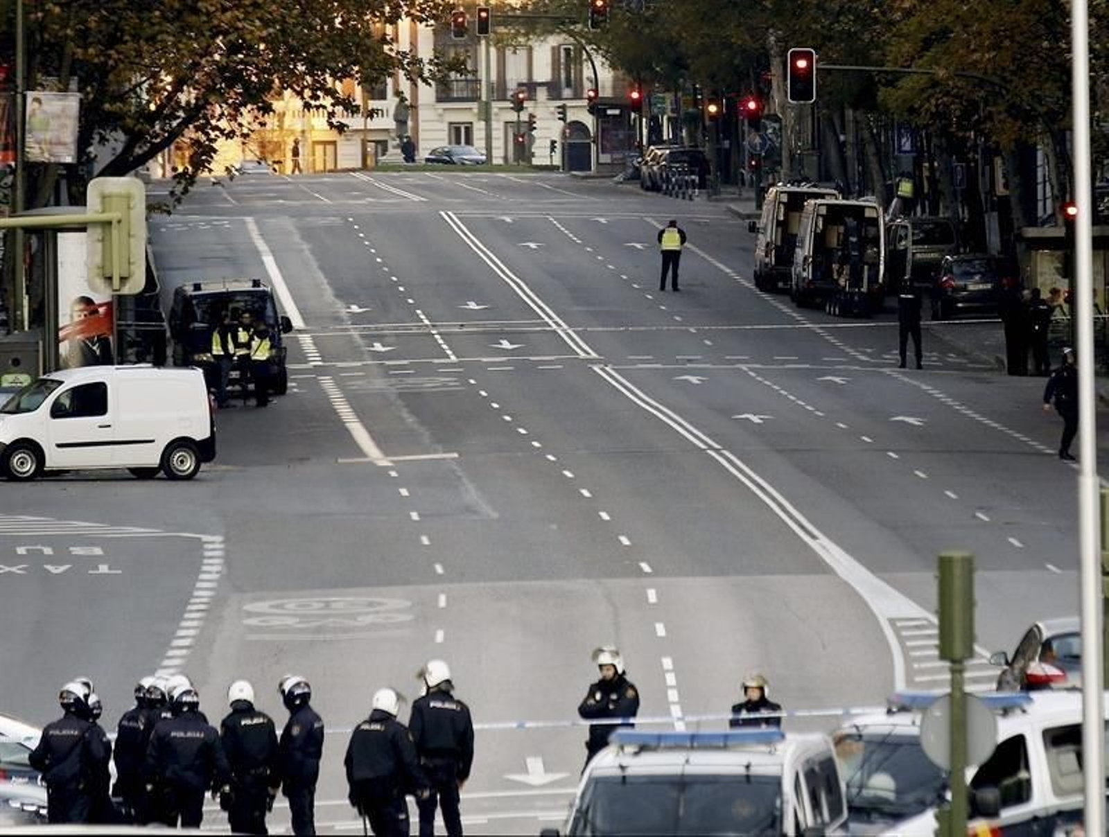 Empotran un coche contra la sede del PP en Madrid10