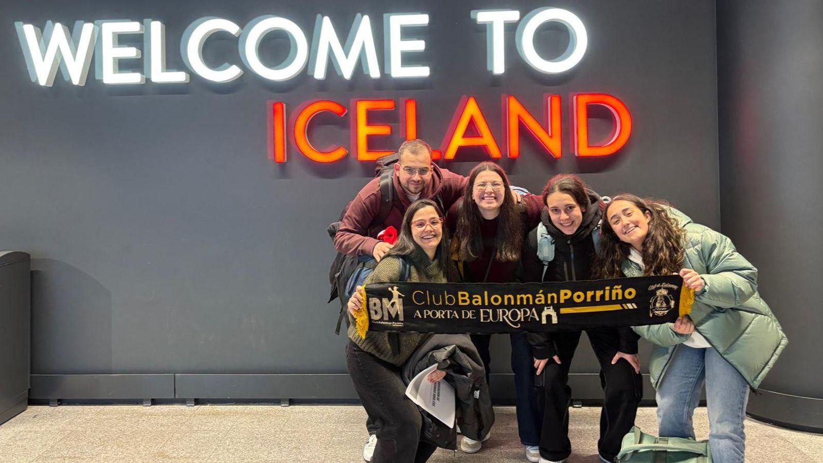 Los primeros aficionados del Porriño llegaron ayer a Reikiavik.