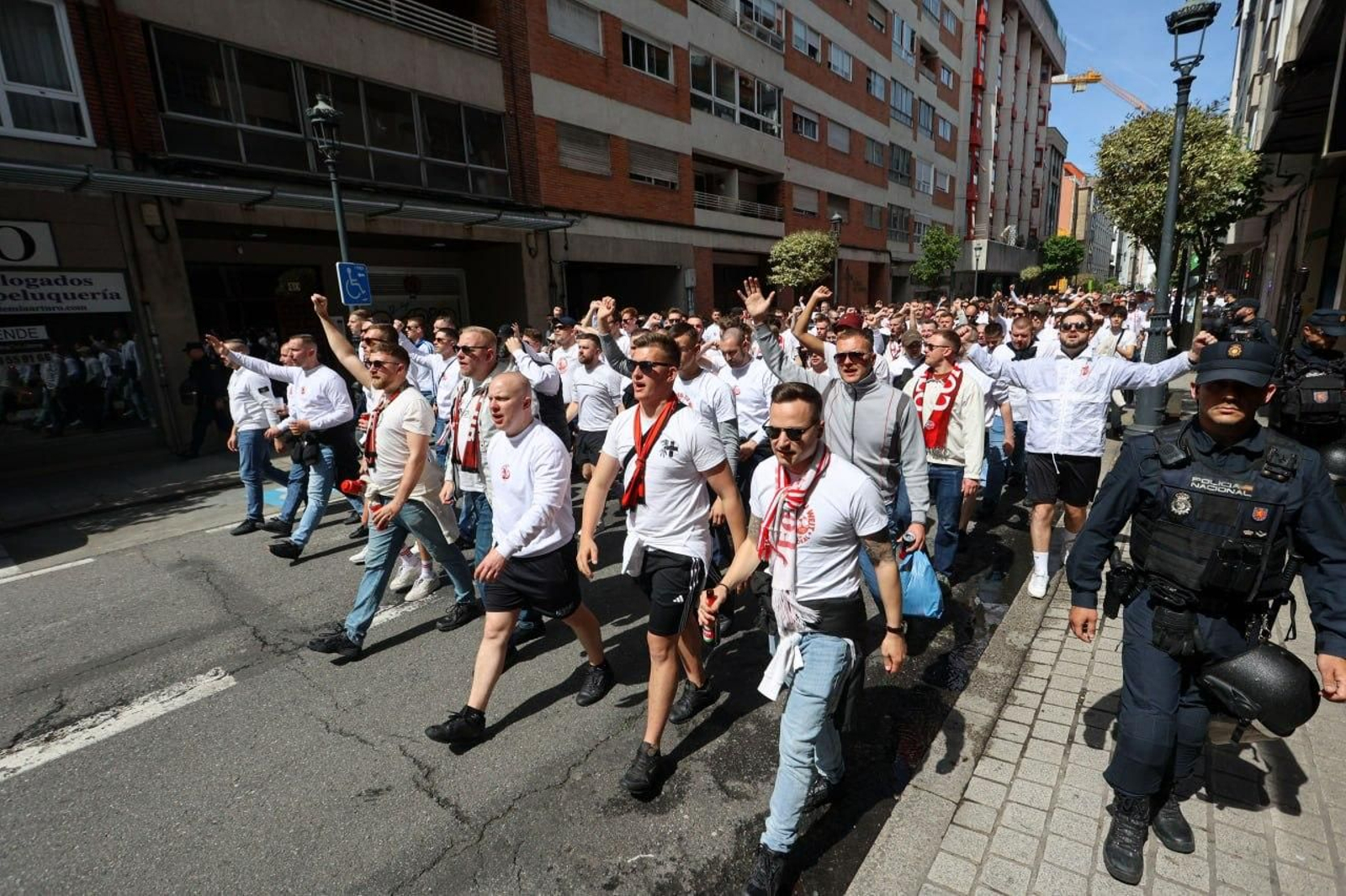 Aficionados del Friburgo inundan las calles de Vigo en su procesión a Balaídos
