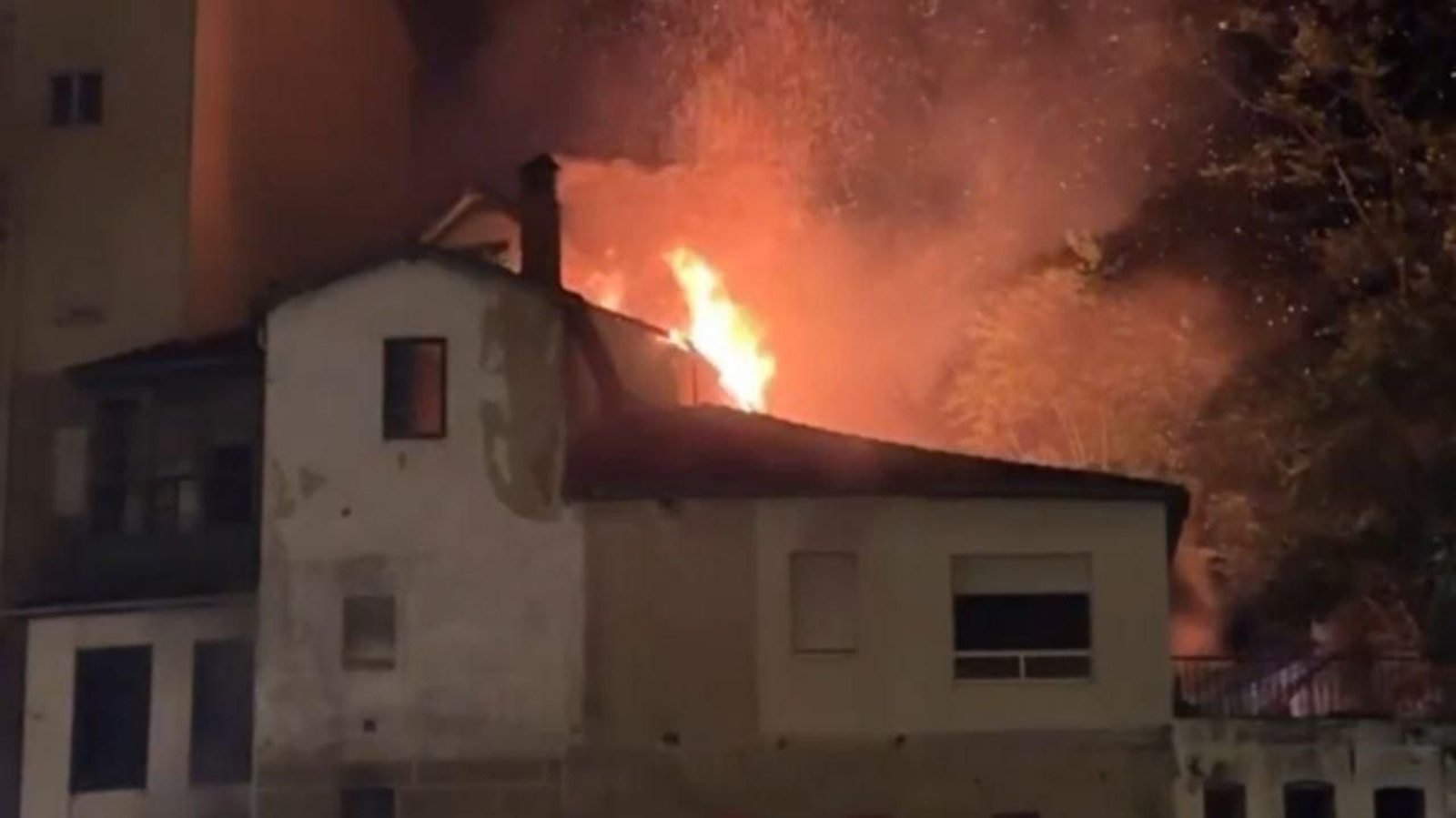 La antigua Casa de Baños en llamas.