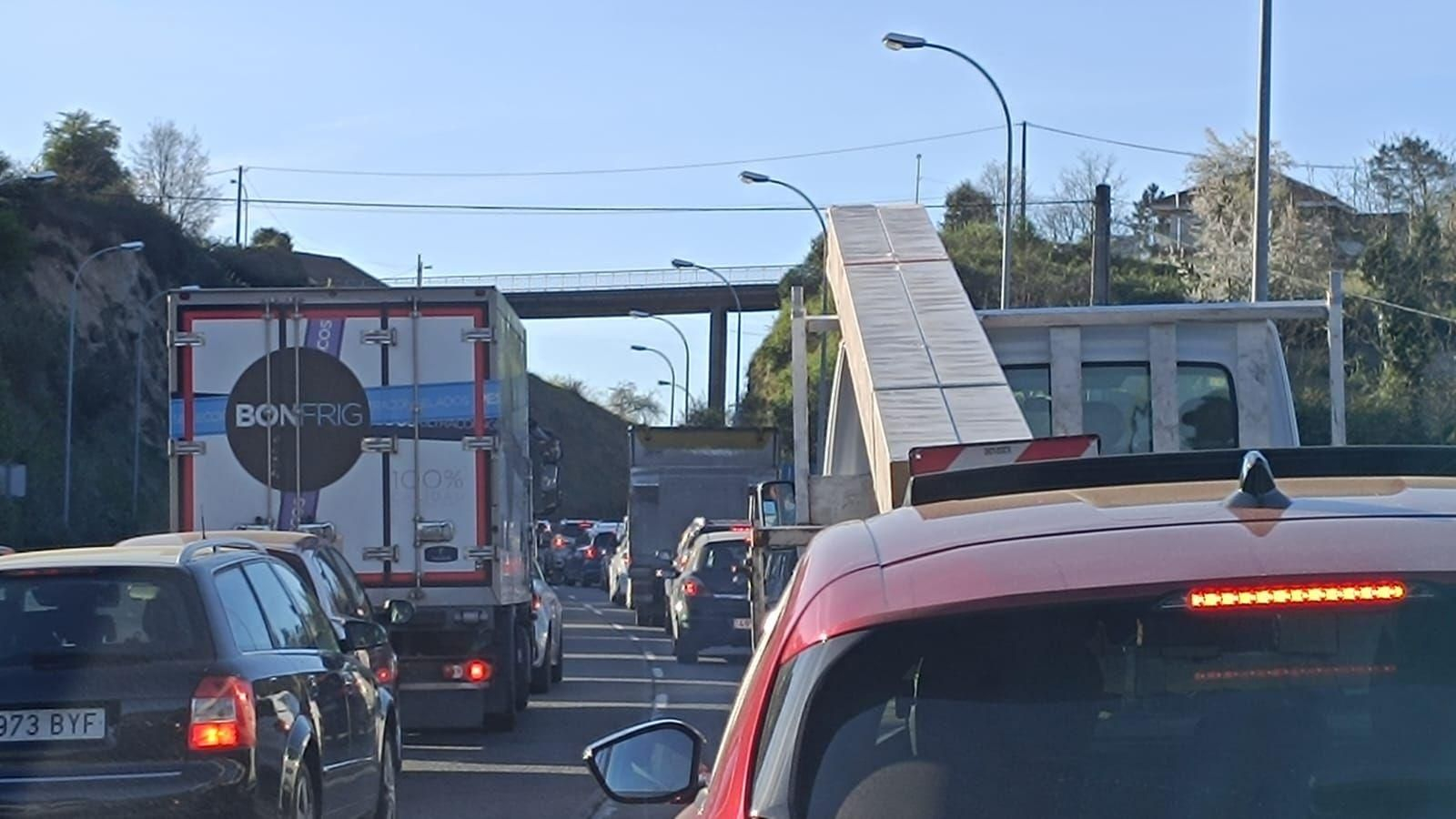 Retención provocada por una colisión entre dos coches en Rabo de Galo