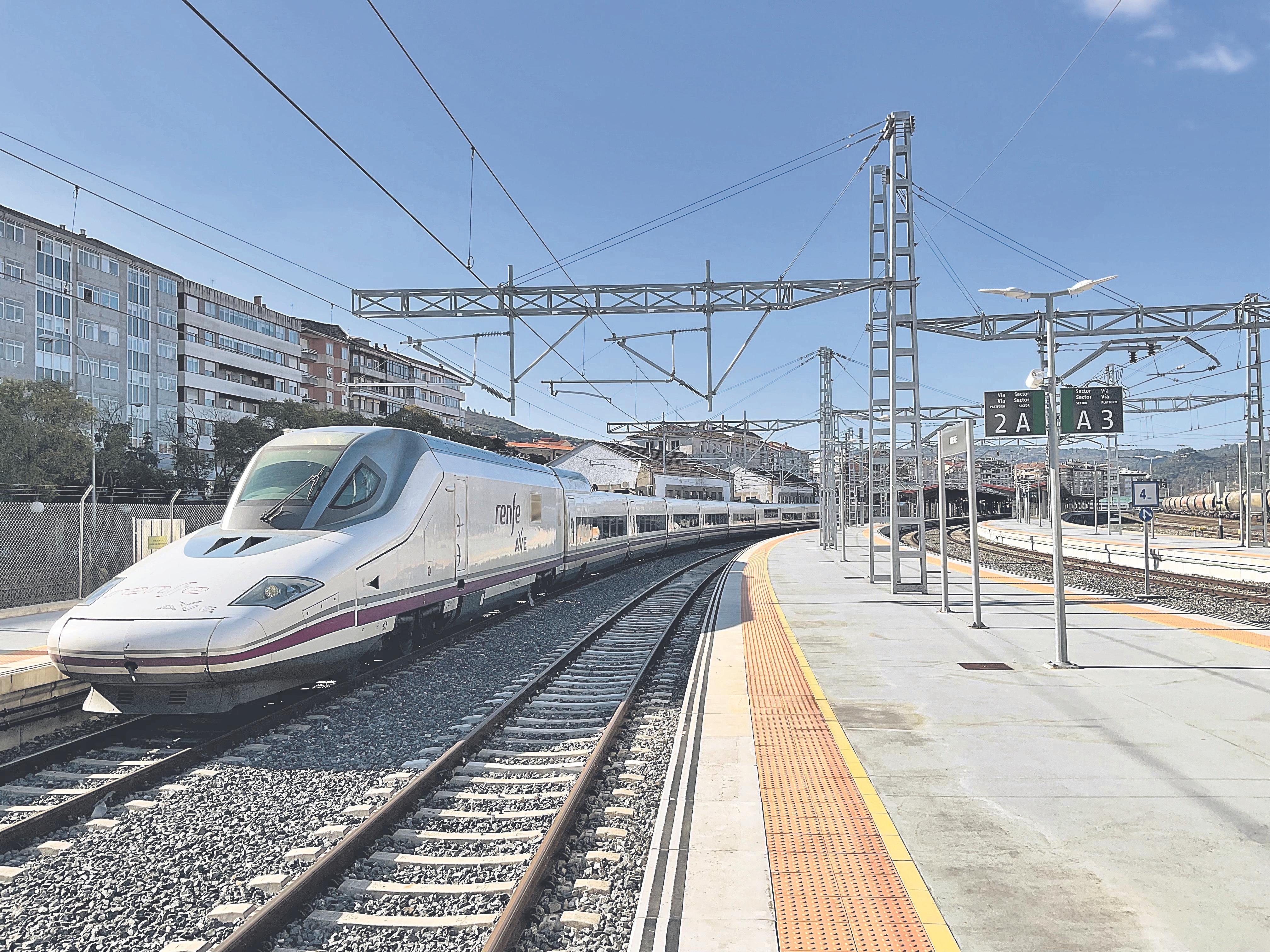 El tren de alta velocidad en la estación de Ourense.