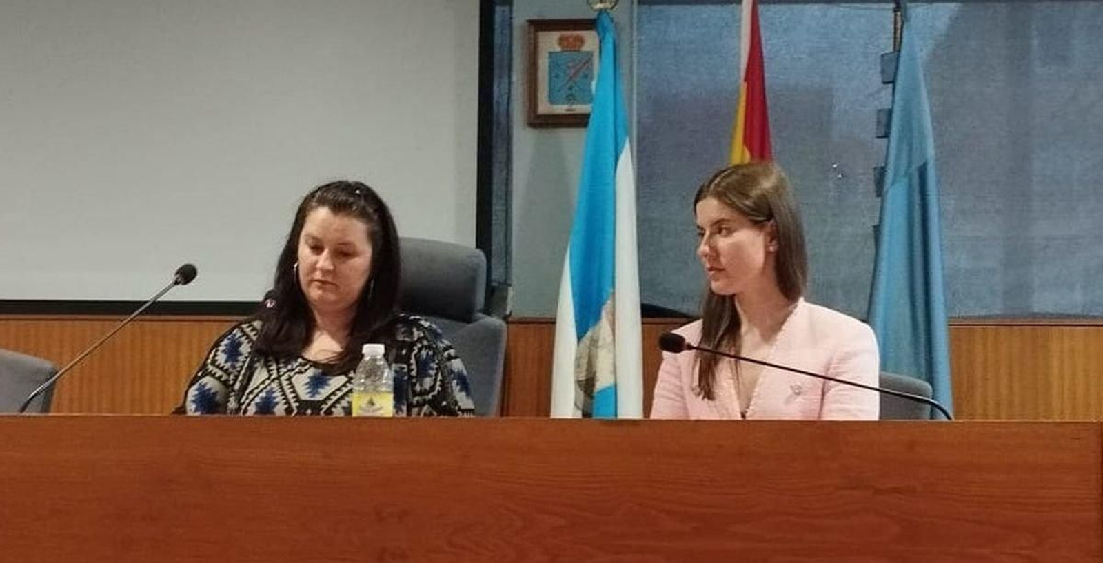 La Secretaria del Concello (derecha) observa a la alcaldesa en un pleno.