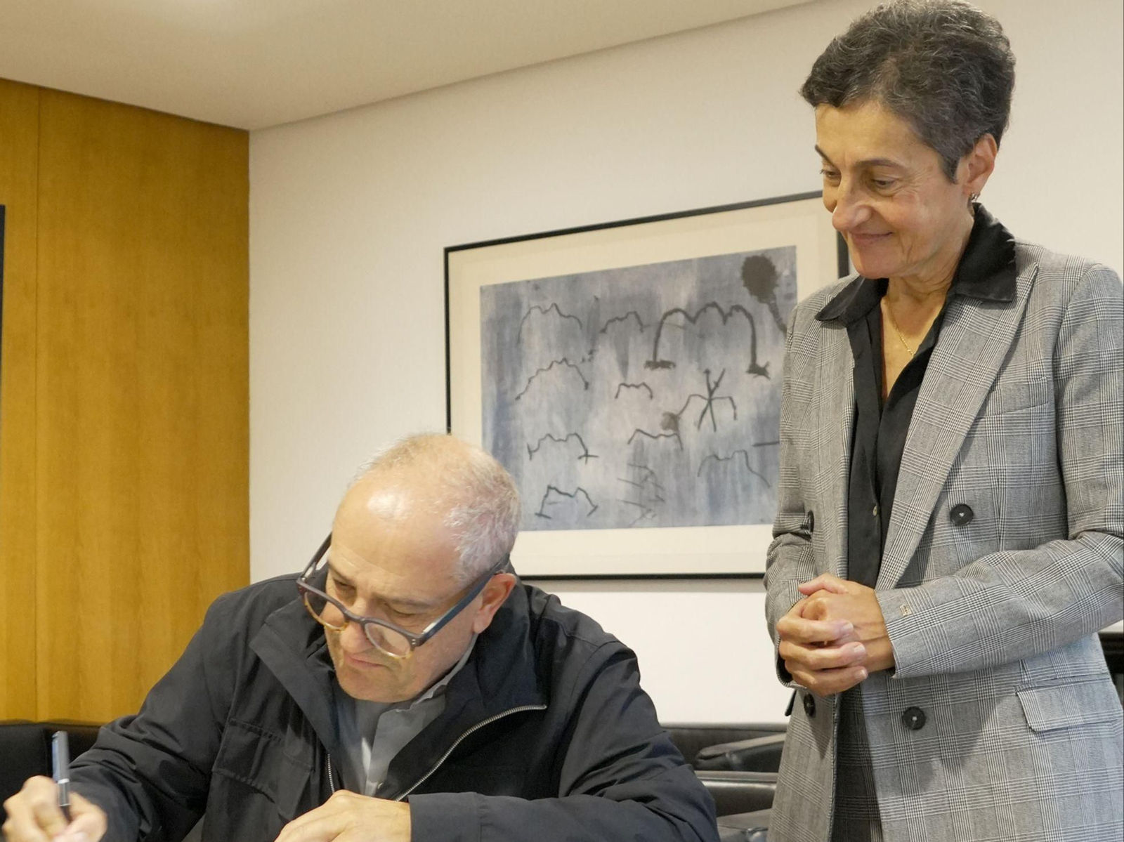 La presidenta del CCG y el alcalde de Ginebra durante la firma
