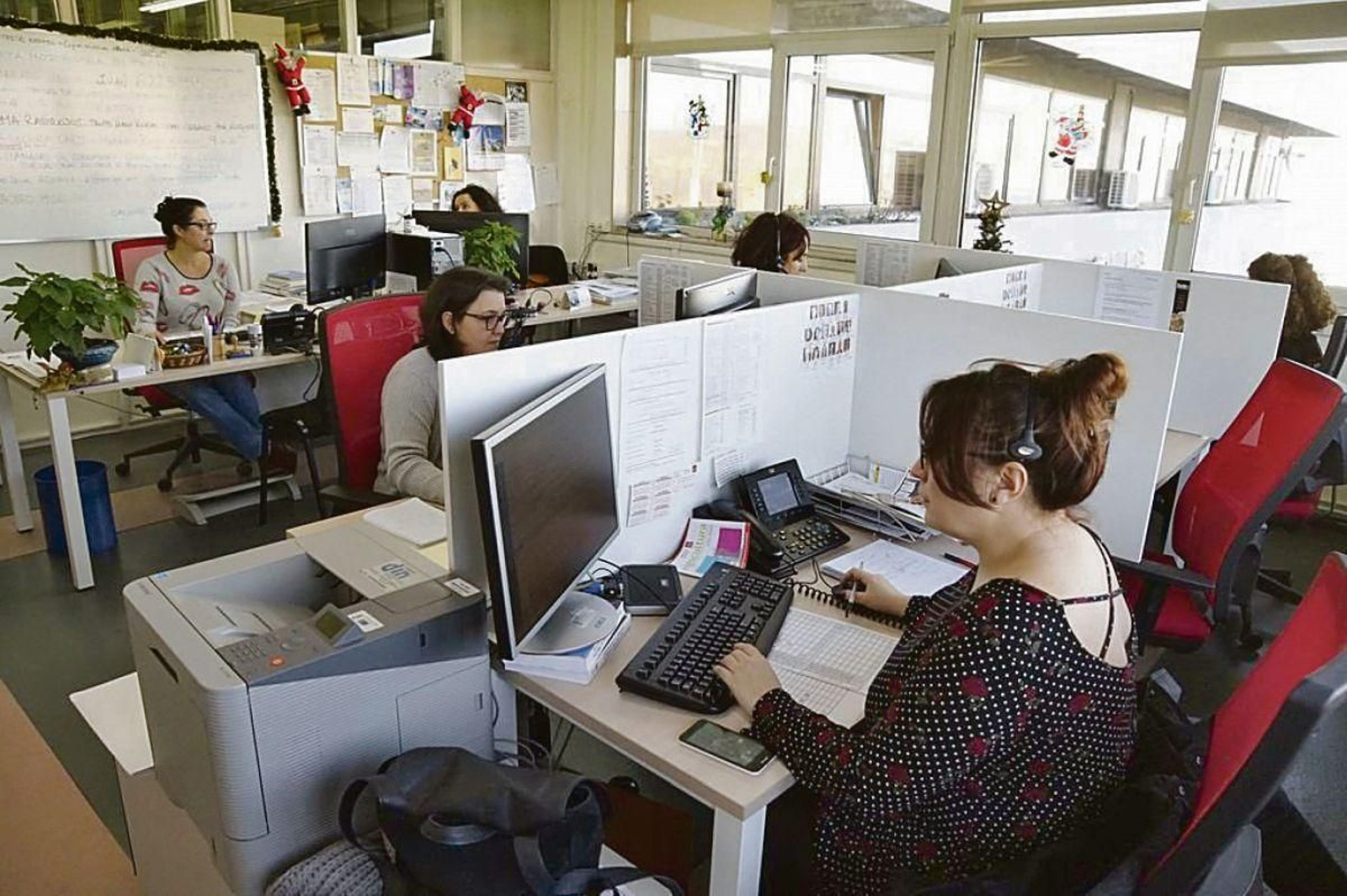 Trabajadoras del servicio municipal de la línea de teléfono 010.