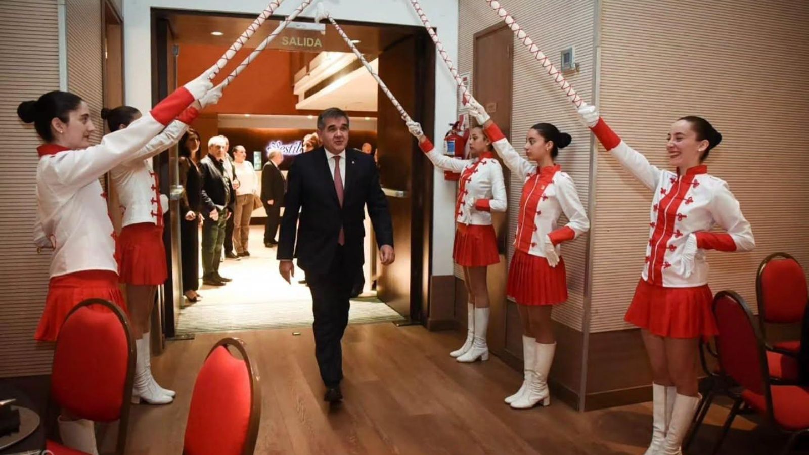 Homenaje al embajador