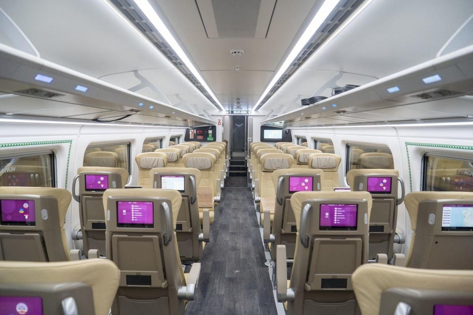 El interior del tren Avril.