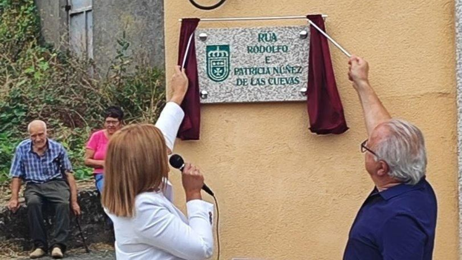 Descubriendo la placa en la calle Núñez de las Cuevas.