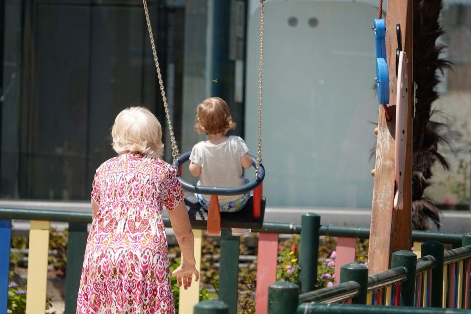 Una abuela empuja a su nieto en un columpio de un parque infantil de Vigo