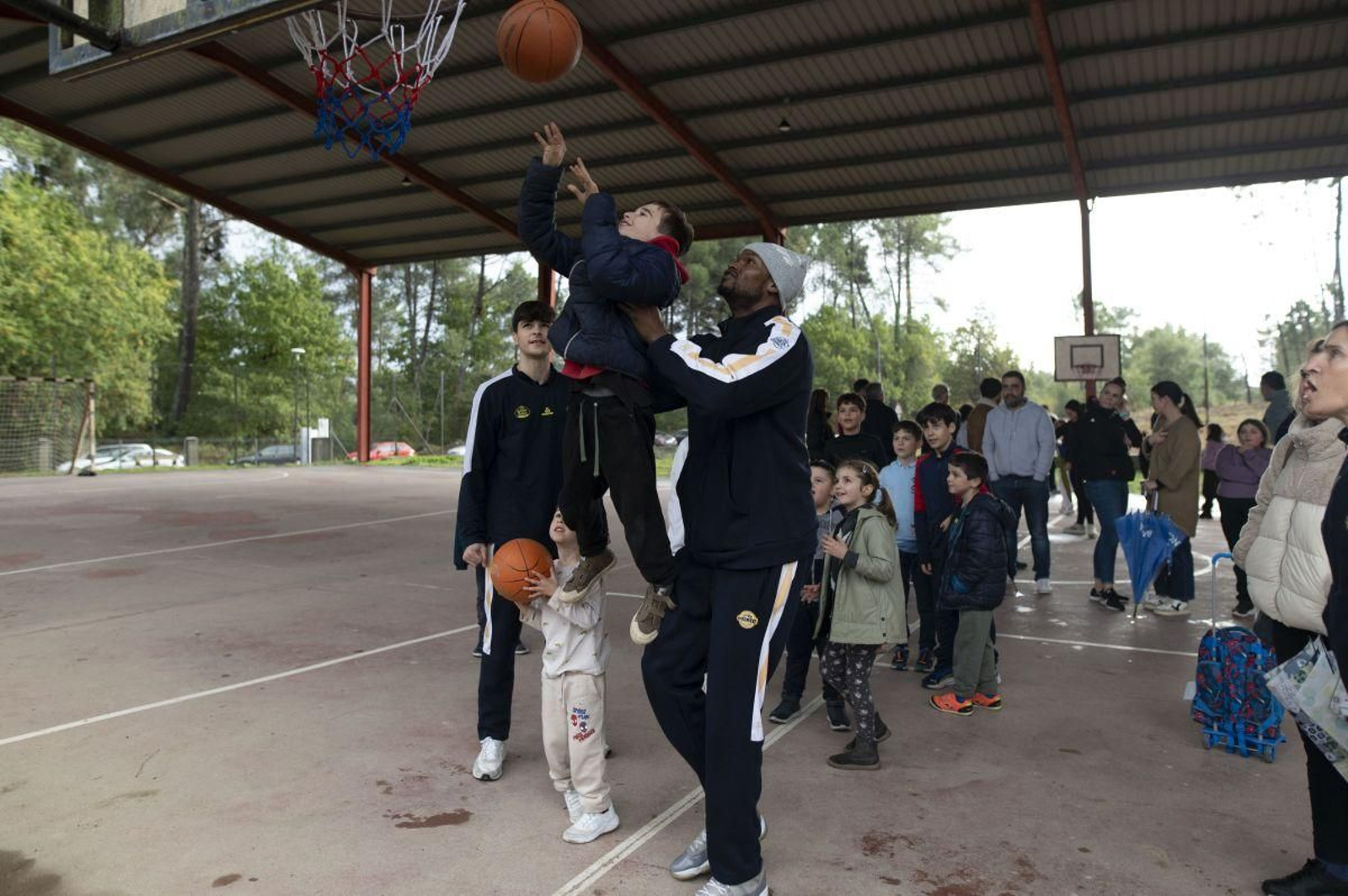 Visita del COB a colegios y centros de San Amaro para impulsar la educación, el juego y la inclusión infantil.