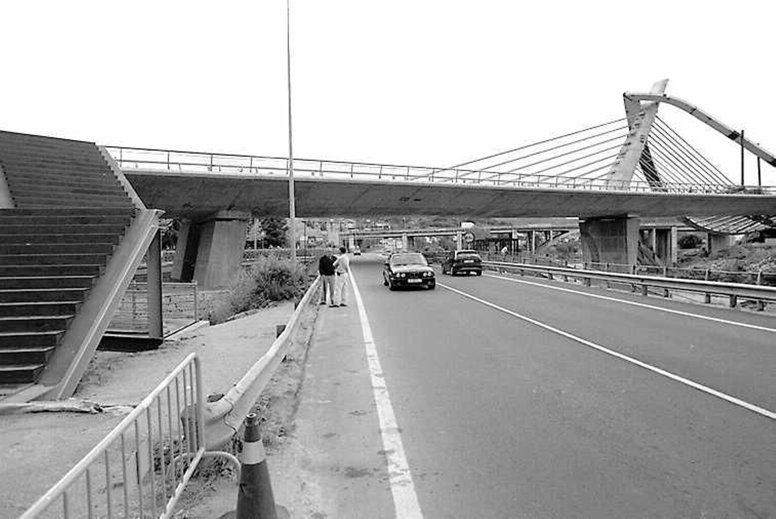 La construcción del emblemático Puente del Milenio hace 25 años cambiaba el skyline de Ourense, en fotos
