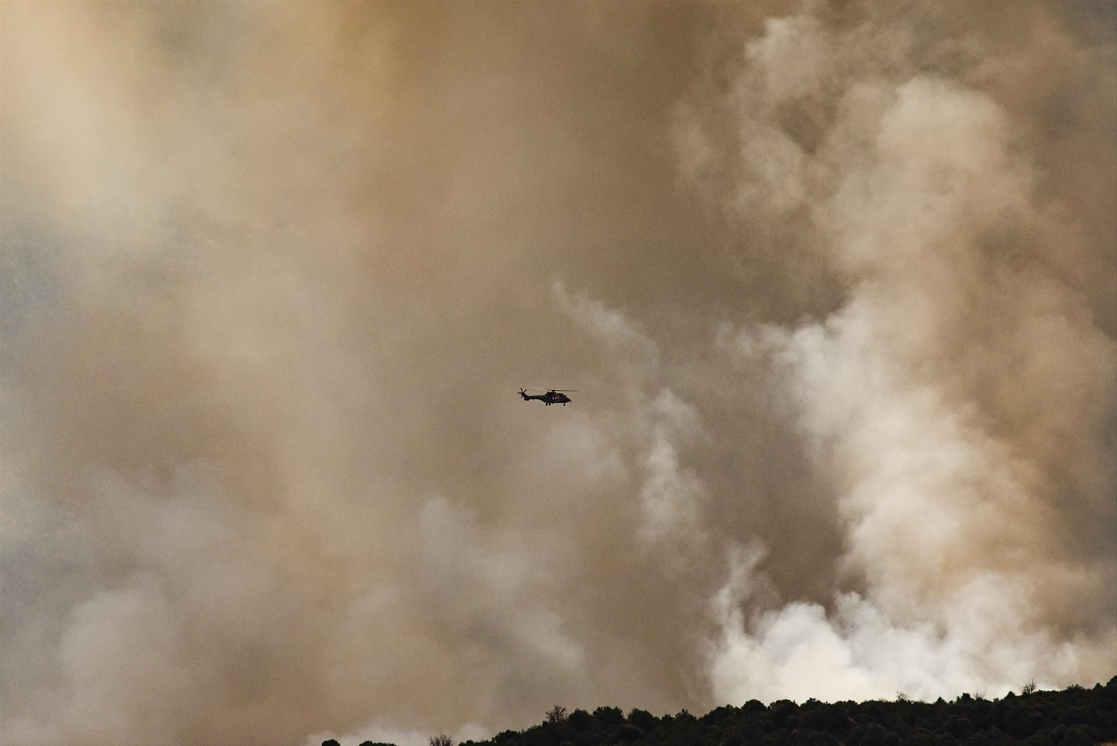Galería | El incendio forestal de Burgohondo en Ávila se mantiene sin ser controlado, en fotos