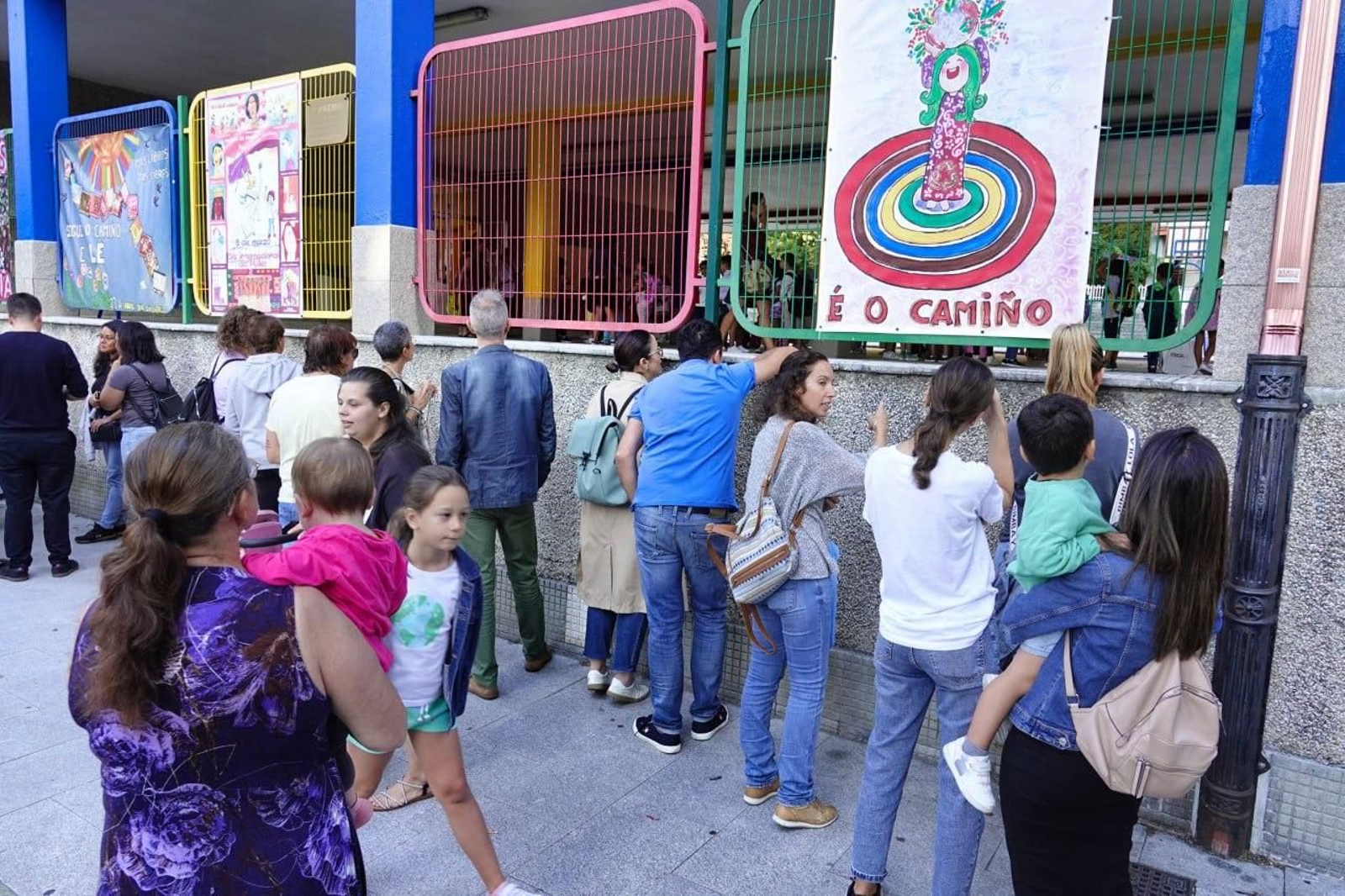 Los padres a las puertas de un colegio de Vigo. // Vicente Alonso