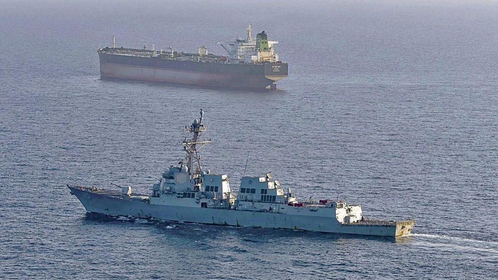 El destructor de la Armada de EEUU, USS Rafael Peralta, intercepta un petrolero iraní.